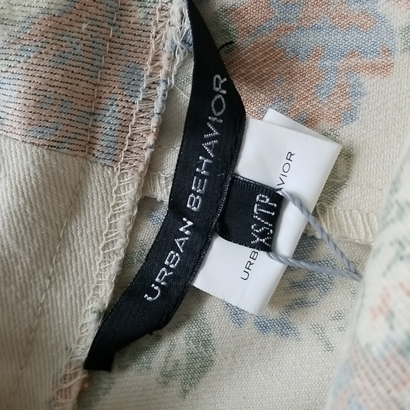 XS - Light Floral Shorts - Urban Behavior - Picture 3 of 5